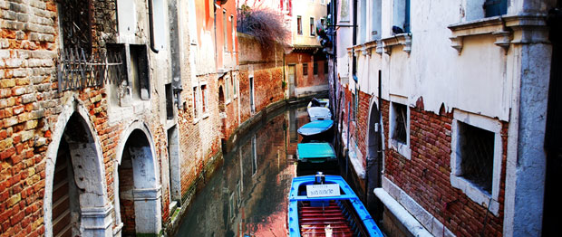 Navigate Venice without a map. It's easy. The canals of Venice run between houses.