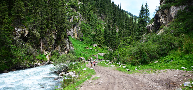 kyrgyzstan hiking